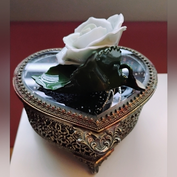 AUTHENTIC EUROPEAN ANTIQUE White Porcelain Rose - HOME DECOR - MADE IN HUNGARY🕊 - Picture 3 of 7